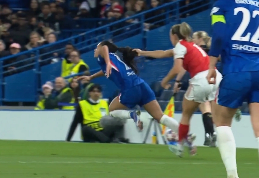 Χάος στο Τσέλσι – Άρσεναλ: Το μαλλιοτράβηγμα που έγινε viral!