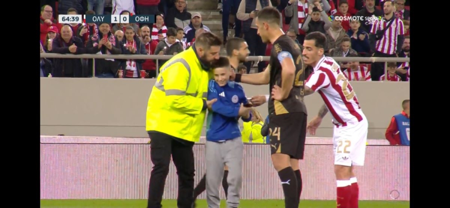 Ολυμπιακός - ΟΦΗ: Διακοπή στο ματς για... αυτόγραφο και φωτογραφία με Τσικίνιο για τυχερό φίλαθλο των γηπεδούχων!