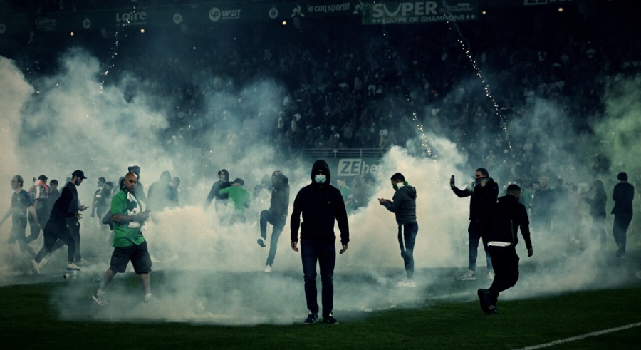 Εισβολές οπαδών σε Αγγλία και Γαλλία: Καθρέφτης της κοινωνίας το ποδόσφαιρο και της… μοιάζει (video)