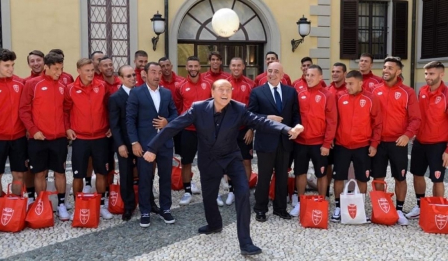 Η Βαλκυρία του Βάγκνερ και ο Μπερλουσκόνι (videο)