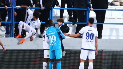 Ένταση στη Νεάπολη: Παρέμβαση οπαδών και προσωρινή διακοπή στο Κηφισιά – ΟΦΗ!