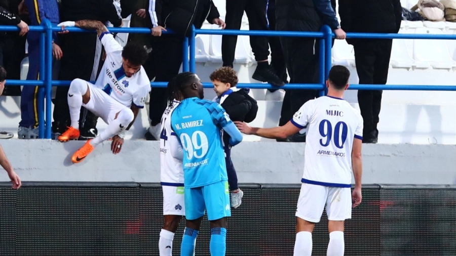 Ένταση στη Νεάπολη: Παρέμβαση οπαδών και προσωρινή διακοπή στο Κηφισιά – ΟΦΗ!