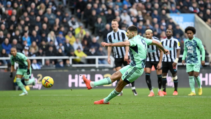 Απίθανο σκηνικό στο πέναλτι του Μίτροβιτς: Γλίστρησε, βρήκε και στα δύο πόδια η μπάλα και ακυρώθηκε το γκολ! (vid)