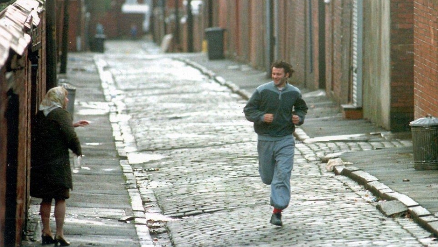 Ο Ράιαν Γκιγκς, με μία σύντομη στιχομυθία στους δρόμους του Σάλφορντ, εξηγεί, πώς και γιατί, έπαψε να λέγεται Γουίλσον!