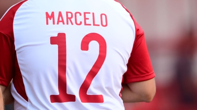 Σε «ρυθμούς» Μαρσέλο το Γεώργιος Καραϊσκάκης: Φανέλες, σημαίες και... περούκες στο ματς του Ολυμπιακού με τον Ιωνικό!