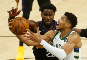 NBA Finals: Γιάννης και Holiday «εκτέλεσαν» τους Suns (123-119) και οι Bucks απέχουν μία νίκη από τον τίτλο! (video)