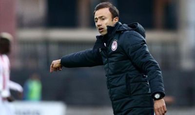 Όταν ο «υπηρεσιακός» Κόντης αναλάμβανε τον Ολυμπιακό: Τα πέντε παιχνίδια και η… τελευταία ενδεκάδα! (video)