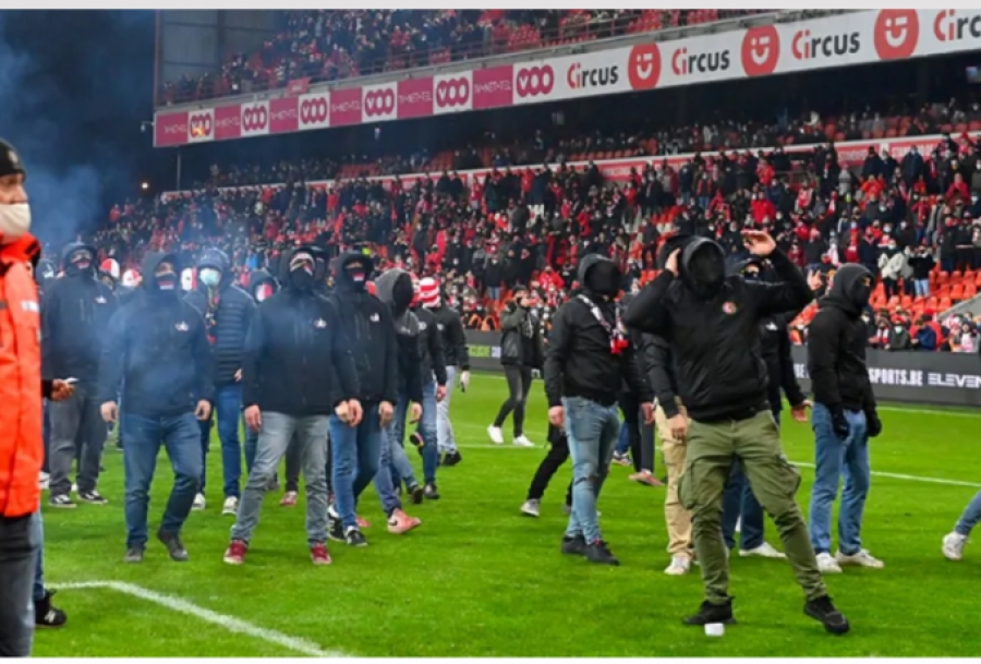 Μπέερσχοτ - Αντβέρπ: Εισβολή οπαδών στον αγωνιστικό χώρο, αποφεύχθηκαν τα χειρότερα! (video)