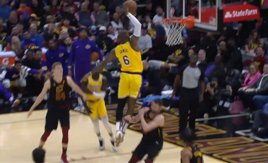 NBA Top10: Στην κορυφή ο «βασιλιάς» ΛεΜπρόν με απίθανο poster κάρφωμα στον Λοβ (video)