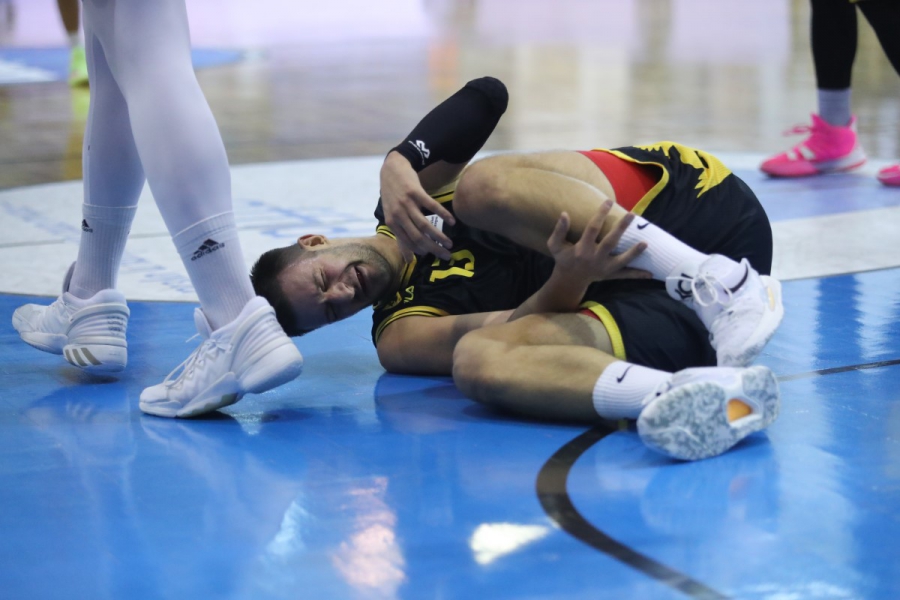 Ιωνικός Νίκαιας - ΑΕΚ: Έφυγε υποβασταζόμενος ο Γέλοβατς (video)