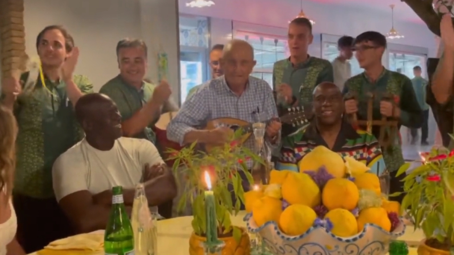 Ντουέτο Μάτζικ Τζόνσον και Μάικλ Τζόρνταν για το «Volaré» στο Κάπρι! (video)