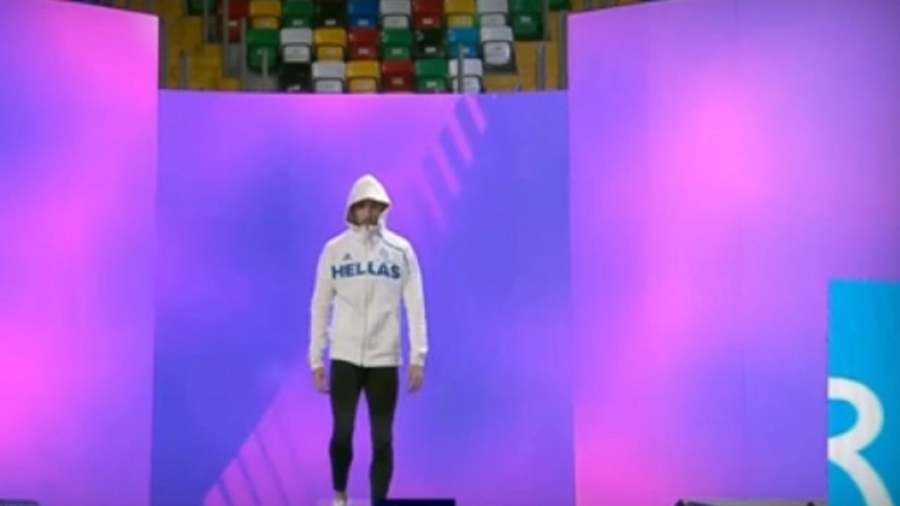 Τεντόγλου: «Θεούλης» ο Μίλτος - Εμφανίστηκε στην παρουσίαση του τελικού φορώντας... κουκούλα! (video)