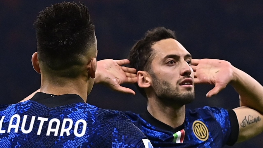 Μίλαν - Ίντερ 1-1: Άμεση απάντηση με... αυτογκόλ του ντε Φράι για τους «ροσονέρι», στο πέναλτι του Τσαλχάνογλου! (video)