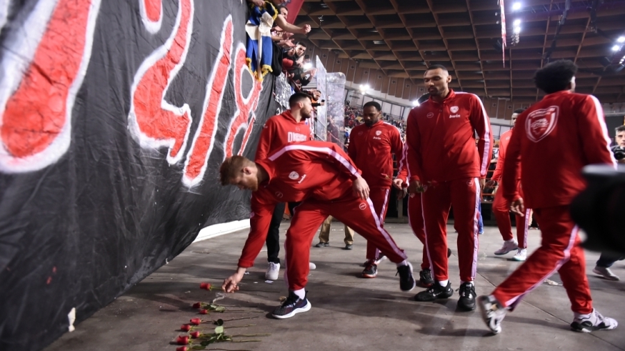 Ολυμπιακός-Εφές: Άφησαν λουλούδια στη μνήμη των θυμάτων της Θύρας 7 οι «ερυθρόλευκοι»!