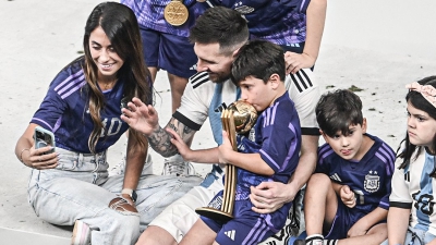 Ο Λιονέλ Μέσι στην αγκαλιά της οικογένειάς του, μετά την κατάκτηση του Παγκοσμίου Κυπέλλου! (video)
