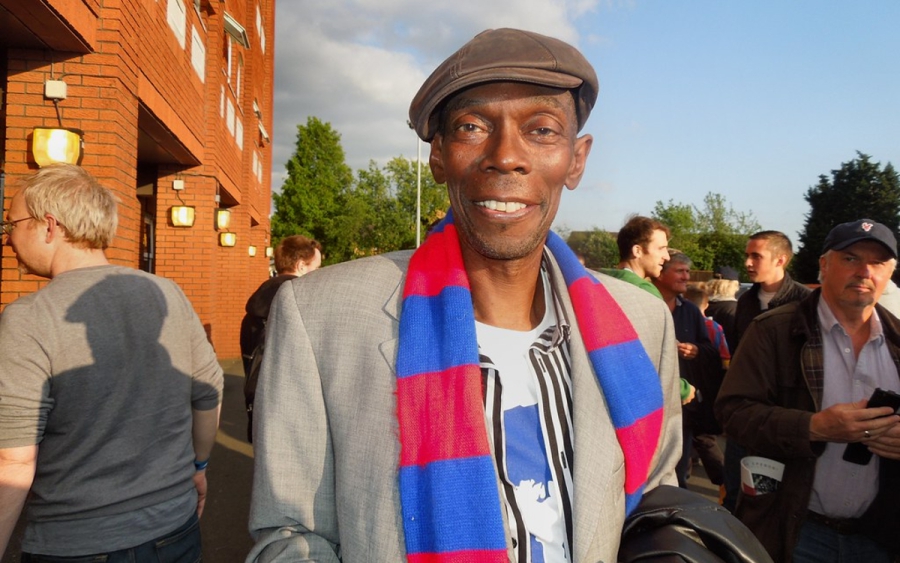 Ενός λεπτού χειροκρότημα για τον Μάξι Τζαζ στο γήπεδο της Κρίσταλ Πάλας!