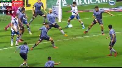 «Η μπάλα είναι πόρνη»: Ο Ντιέγκο ντε Μπουέν Χουάρες της Πουέμπλα έπαιξε... μπόουλινγκ και έκανε strike! (video)