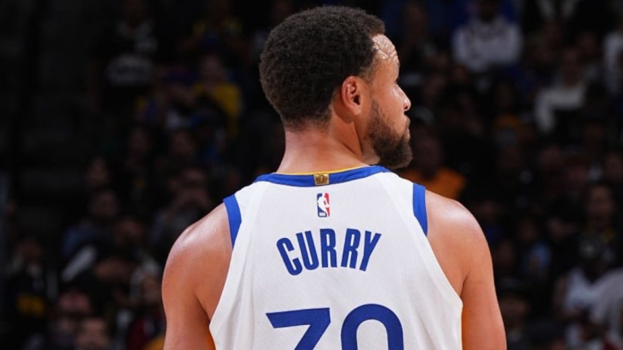 Ορόσημο είπατε; Αφήστε το στον Στεφ Κάρι! (video)