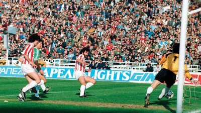 Ολυμπιακός - Παναθηναϊκός: Το μπαράζ του Βόλου και οι κόντρες στο κατάμεστο ΟΑΚΑ στη δεκαετία του ’80…