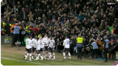 Διέτρεξαν κίνδυνο οι οπαδοί της Γιουνάιτεντ όταν υποχώρησε διαφημιστική πινακίδα στους πανηγυρισμούς (video)