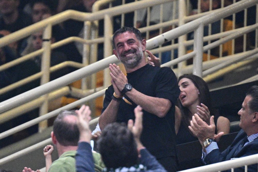 Η απόλυτη αποθέωση στον Γιώργο Καραγκούνη, που στηρίζει τον Παναθηναϊκό στο ΟΑΚΑ! (video)