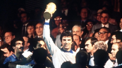 Ντίνο Τζοφ: Ο «θρύλος» του ιταλικού ποδοσφαίρου που νίκησε και τον... χρόνο στο Μουντιάλ του 1982! (video)