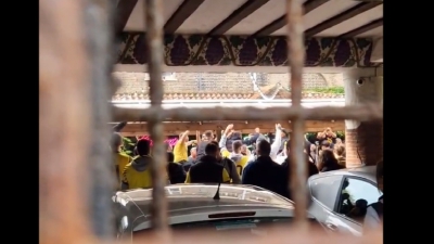 Έπαθε «σοκ» με τον κόσμο της ΑΕΚ ένας οπαδός της Μπράιτον: «Φώναζαν ήδη!» (vid)