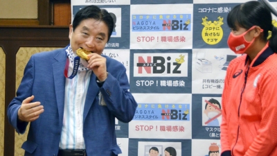 Ολυμπιονίκης της Ιαπωνίας θα λάβει νέο χρυσό μετάλλιο αφού ο Δήμαρχος το δάγκωσε! (video)