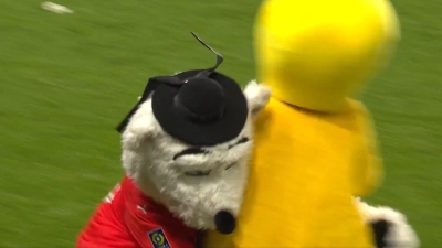 Η μασκότ της Ρεν έβγαλε «νοκ-άουτ» την αντίστοιχη της Ναντ με απίθανο… τάκλιν! (video)