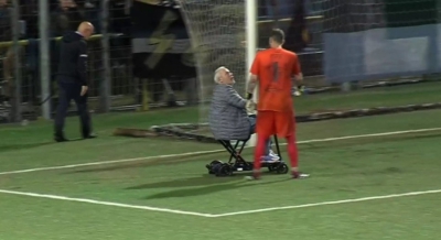 Πρόεδρος στην Ιταλία μπήκε στο γήπεδο να διαμαρτυρηθεί και έφυγε... με ηλεκτρικό πατίνι (video)