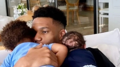 Αντετοκούνμπο για την ημέρα του πατέρα: «Είμαι τόσο ενθουσιασμένος για τα δώρα μου»