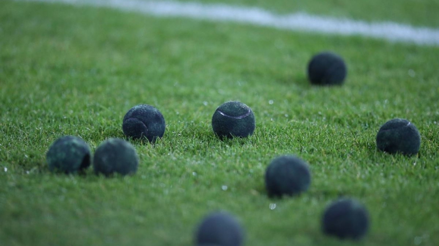 Οι Γερμανοί φίλαθλοι εκπέμπουν SOS και τα... σοκολατάκια πέφτουν «βροχή»! (video)