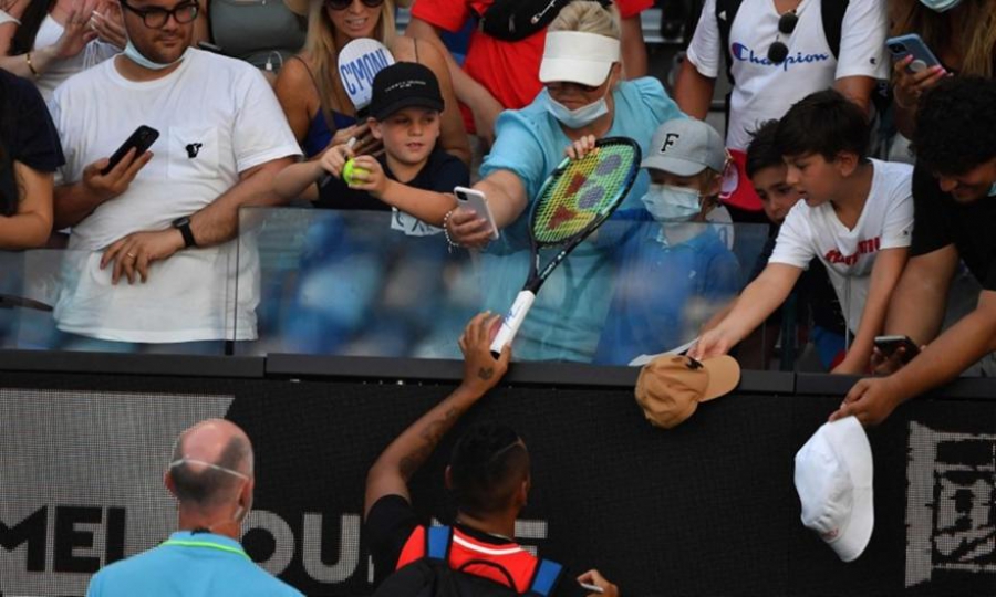 Νικ Κύργιος: Χτύπησε κατά λάθος παιδί με το μπαλάκι και ζήτησε συγνώμη χαρίζοντάς του τη ρακέτα του (video)