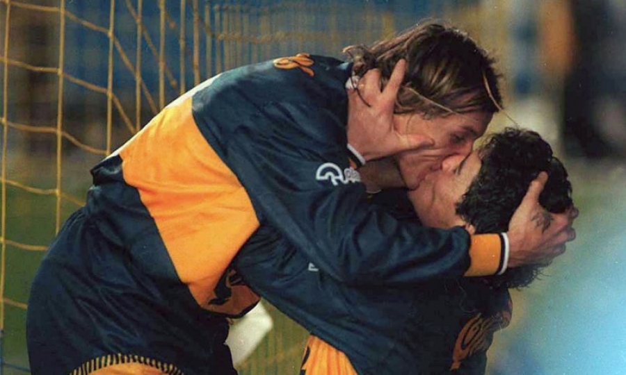 Το πιο… ψυχικό φιλί, ήταν εκείνο του Μαραντόνα με τον Κανίγια! (video)