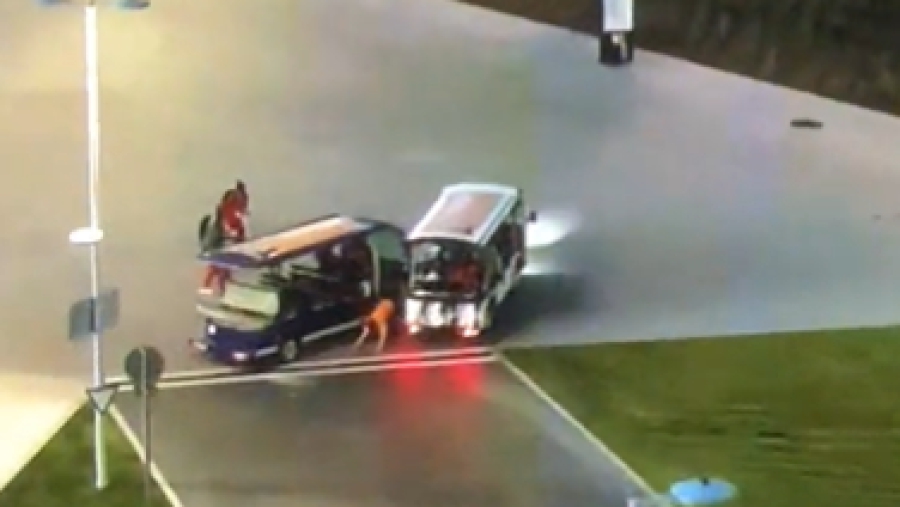 «Στούκα» αυτοκινήτων που μετέφεραν αθλητές στο στάδιο της Βουδαπέστης (video)