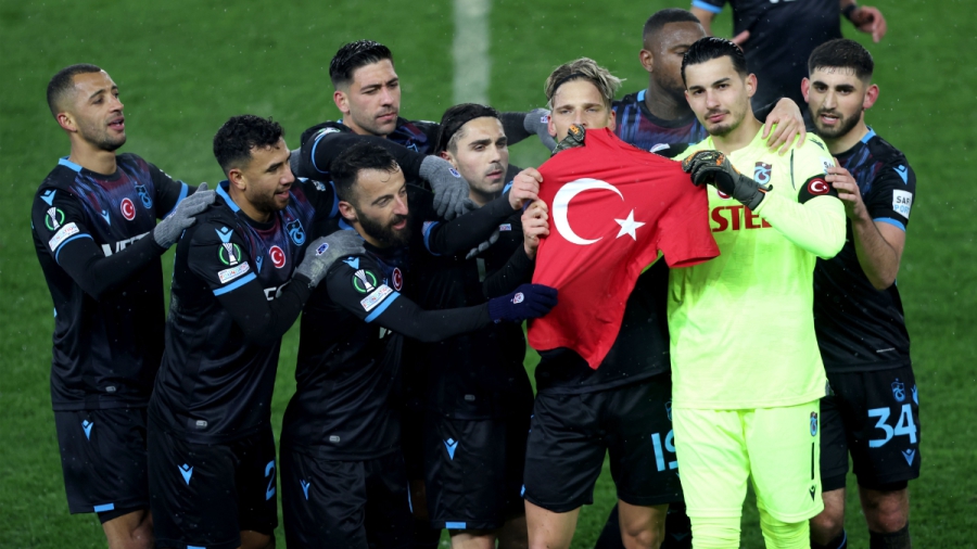 Τραμπζονσπόρ - Βασιλεία 1-0: Μπροστά η ομάδα του Μπακασέτα - Με φιλί σε τουρκική σημαία πανηγύρισαν οι παίκτες! (video)