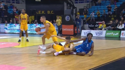 Ρήξη αχιλλείου για τον διαιτητή που πήγε να χωρίσει τους παίκτες ΑΕΚ-Ιωνικού! (video)