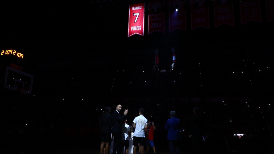 «Λυγίζουν» και οι θρύλοι – Η φανέλα του Σπανούλη στον ουρανό του ΣΕΦ! (video)