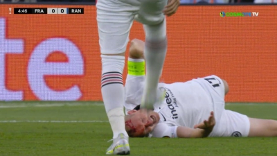 Άιντραχτ Φρανκφούρτης – Ρέιντζερς: Μάτωσε ο Ρόντε μετά το δυνατό μαρκάρισμα του Λάντστραμ (video)