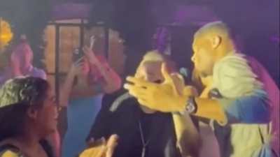 Giannis: Τραγούδησε με τον Ρέμο «κομμένα πια τα δανεικά»!  (video)