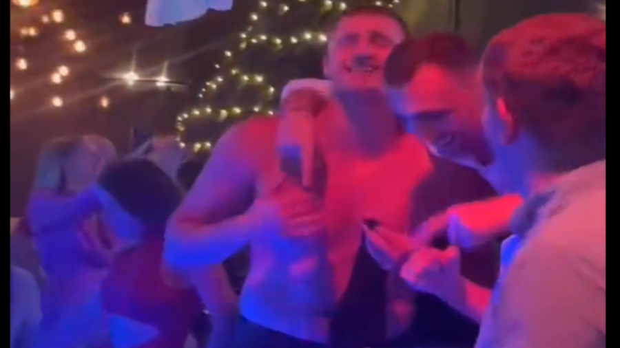 Ο Γιόκιτς… ημίγυμνος στην αγκαλιά του Μιλουτίνοφ, για την «ασημένια» Σερβία! (video)