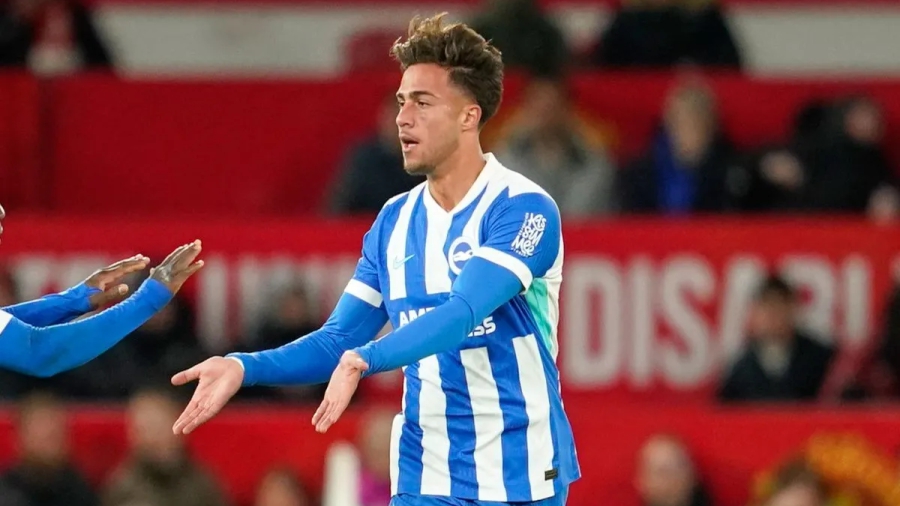 «Άνοιξε» λογαριασμό με τη φανέλα της Μπράιτον ο Κωστούλας: Σκόραρε στο «Ολντ Τράφορντ» με καρφωτή κεφαλιά!  (video)