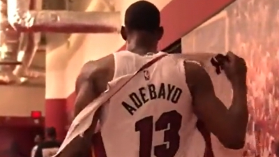 Έξαλλος ο Αντεμπάγιο, έκανε τη φανέλα του... κομμάτια! (video)