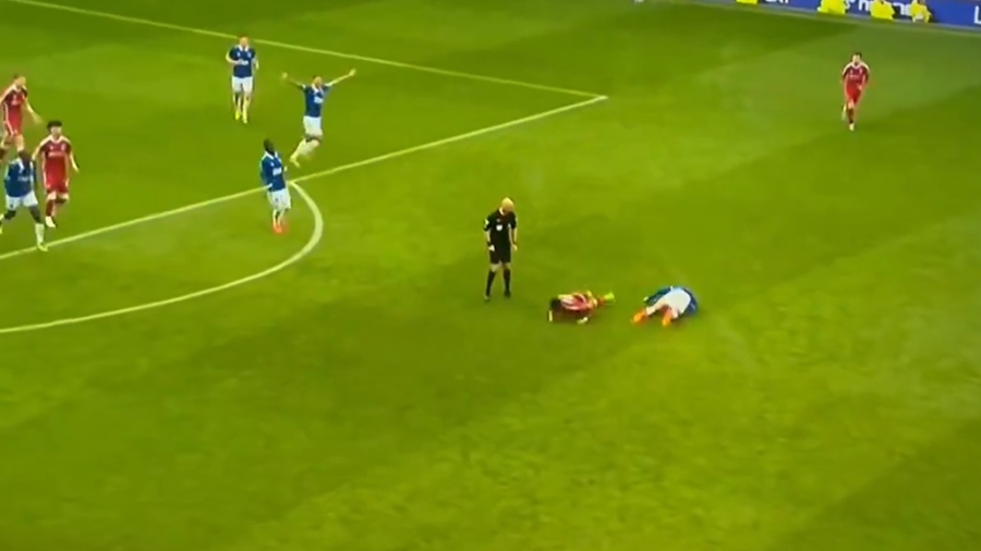 «Σοκ» στο Έβερτον – Νότιγχαμ: Η σύγκρουση του Μπέντο με τον Γκιμπς Γουάιτ, τρόμαξαν όλοι! (video)