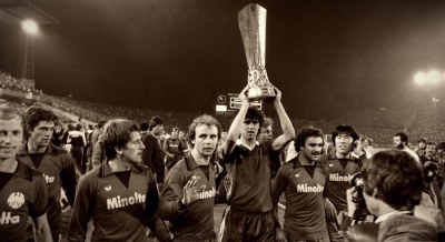 Ο ευρωπαϊκός θρίαμβος της Άιντραχτ Φρανκφούρτης στη σεζόν που το Κύπελλο UEFA μιλούσε μόνο γερμανικά! (video)