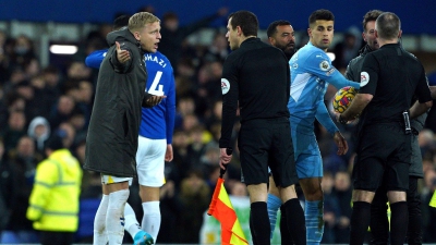 Ζήτησε συγγνώμη ο «αρχιδιαιτητής» Μάικ Ράιλι από την Έβερτον για το «παίζεται» στο χέρι του Ρόδρι!