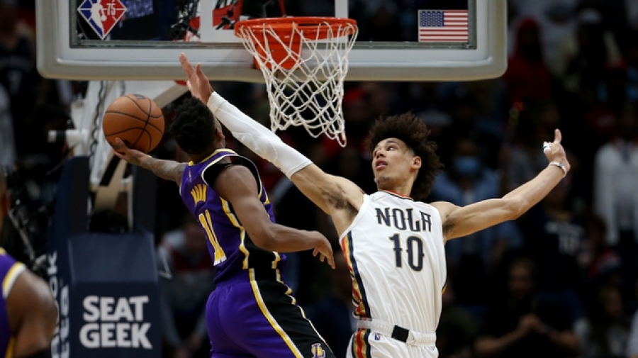 Λέικερς - Πέλικανς 111-114: Κινδυνεύει ο «βασιλιάς» (video)