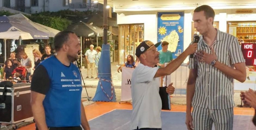 Στη Νάξο για διακοπές ο Ποκουσέφσκι , όπου βραβεύτηκε από την τοπική κοινότητα!