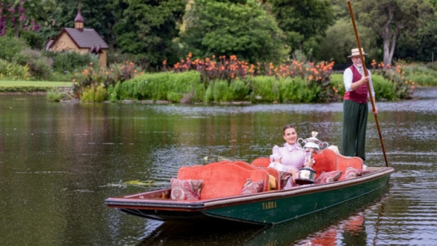 Η Αρίνα Σαμπαλένκα πήγε... βαρκάδα με την κούπα αγκαλιά! (photos-video)