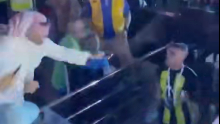 Παράνοια στη Σαουδική Αραβία: Παίκτης της Αλ Ιτιχάντ «μπουγέλωσε» οπαδό και αυτός τον… μαστίγωσε (video)